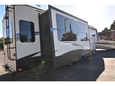 2018 Keystone AVALANCHE 320RS   - Photo 2 - Galt, CA 95632
