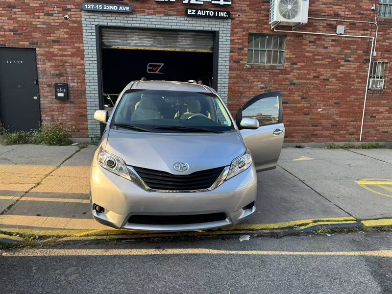 2011 Toyota Sienna LE 8-Passenger  