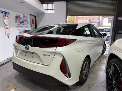 2022 Toyota Prius Prime Limited - Photo 2 - College Point, NY 11356