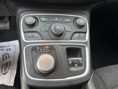 2015 Chrysler 200 Limited - Photo 18 - Portland, OR 97267