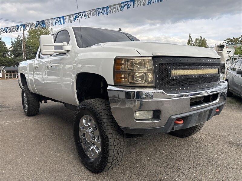 White 2011 Chevrolet Silverado 2500HD Pickup Truck Four-Wheel Drive Automatic