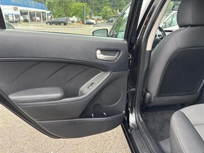 2017 Kia Forte LX   - Photo 12 - Portland, OR 97267