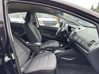 2017 Kia Forte LX   - Photo 18 - Portland, OR 97267