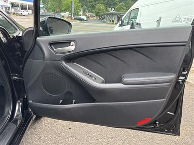 2017 Kia Forte LX   - Photo 17 - Portland, OR 97267