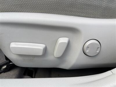 2014 Toyota Camry Hybrid XLE - Photo 11 - Portland, OR 97267