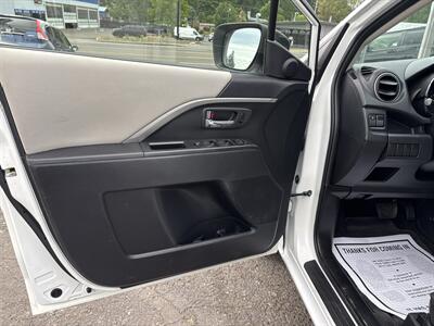 2012 Mazda Mazda5 Sport   - Photo 9 - Portland, OR 97267