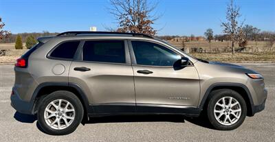 2016 Jeep Cherokee Sport   - Photo 5 - Evansville, IN 47711