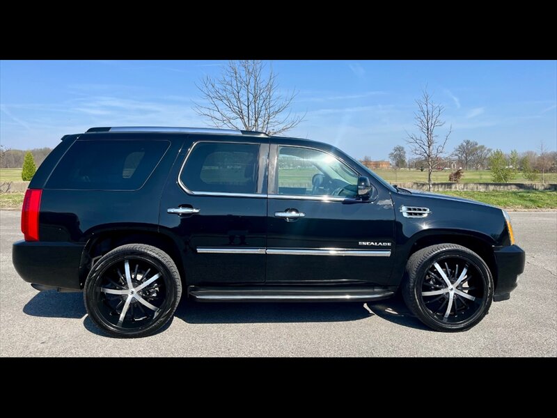 2011 Cadillac Escalade Luxury   - Photo 1 - Evansville, IN 47711