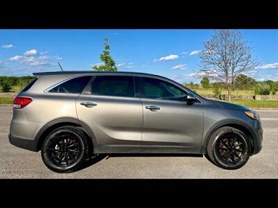 2017 Kia Sorento L   - Photo 2 - Evansville, IN 47711
