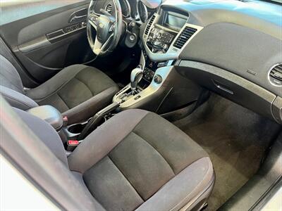 2014 Chevrolet Cruze 1LT Auto - Photo 9 - Evansville, IN 47711