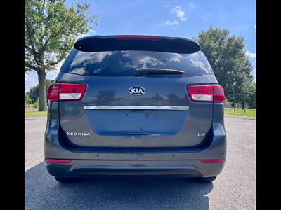 2017 Kia Sedona LX - Photo 4 - Evansville, IN 47711