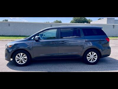 2017 Kia Sedona LX - Photo 2 - Evansville, IN 47711