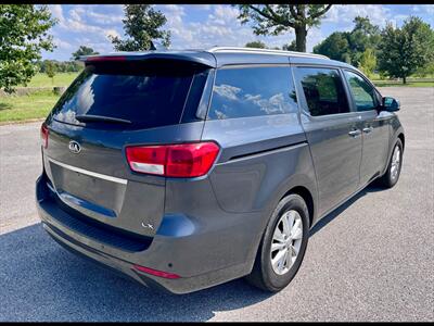 2017 Kia Sedona LX - Photo 5 - Evansville, IN 47711