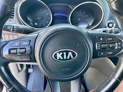 2017 Kia Sedona LX - Photo 16 - Evansville, IN 47711