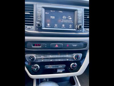 2017 Kia Sedona LX - Photo 18 - Evansville, IN 47711