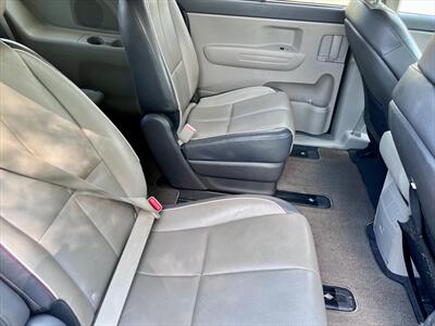 2017 Kia Sedona LX - Photo 10 - Evansville, IN 47711