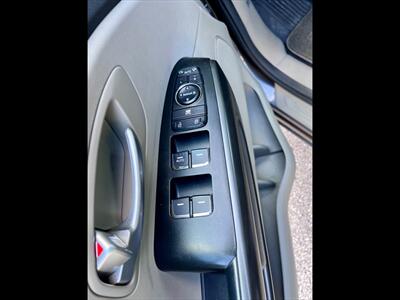 2017 Kia Sedona LX - Photo 13 - Evansville, IN 47711