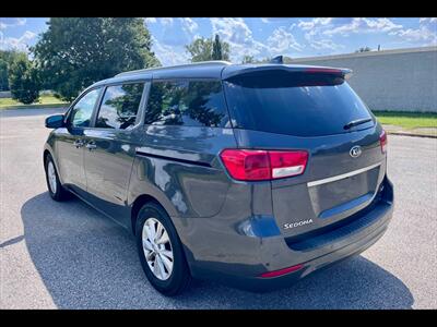 2017 Kia Sedona LX - Photo 3 - Evansville, IN 47711
