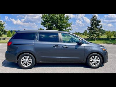 2017 Kia Sedona LX - Photo 6 - Evansville, IN 47711