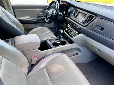 2017 Kia Sedona LX - Photo 9 - Evansville, IN 47711