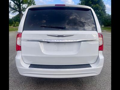 2015 Chrysler Town and Country Touring - Photo 4 - Evansville, IN 47711