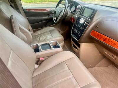 2015 Chrysler Town and Country Touring - Photo 9 - Evansville, IN 47711