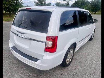 2015 Chrysler Town and Country Touring - Photo 5 - Evansville, IN 47711