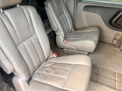 2015 Chrysler Town and Country Touring - Photo 10 - Evansville, IN 47711