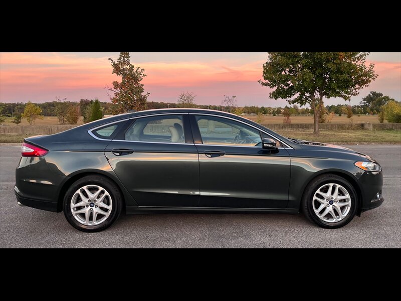 2016 Ford Fusion SE - Photo 2