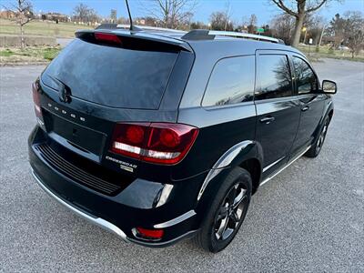 2019 Dodge Journey Crossroad   - Photo 3 - Evansville, IN 47711
