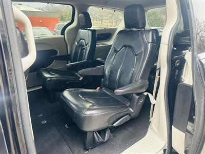 2017 Chrysler Pacifica Touring-L - Photo 8 - Kansas City, MO 64131