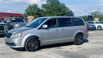 2014 Dodge Grand Caravan SXT - Photo 2 - Raytown, MO 64138