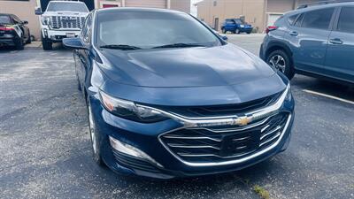 2021 Chevrolet Malibu LT   - Photo 2 - Kansas City, MO 64131