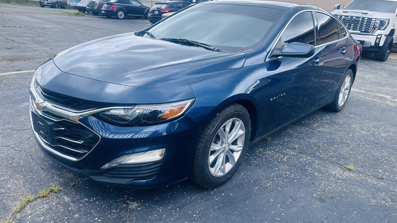 2021 Chevrolet Malibu LT   - Photo 1 - Kansas City, MO 64131