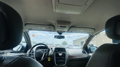2013 Chrysler Town and Country Touring-L - Photo 17 - Raytown, MO 64138