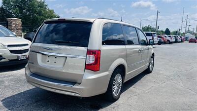2013 Chrysler Town and Country Touring-L - Photo 6 - Raytown, MO 64138