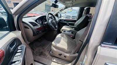 2013 Chrysler Town and Country Touring-L - Photo 14 - Raytown, MO 64138