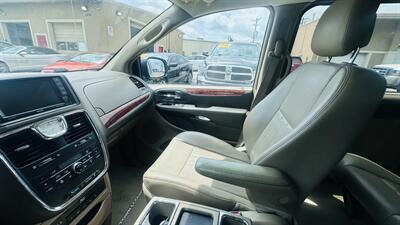 2013 Chrysler Town and Country Touring-L - Photo 25 - Raytown, MO 64138
