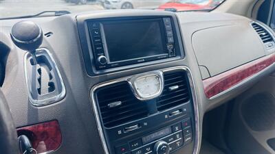 2013 Chrysler Town and Country Touring-L - Photo 29 - Raytown, MO 64138