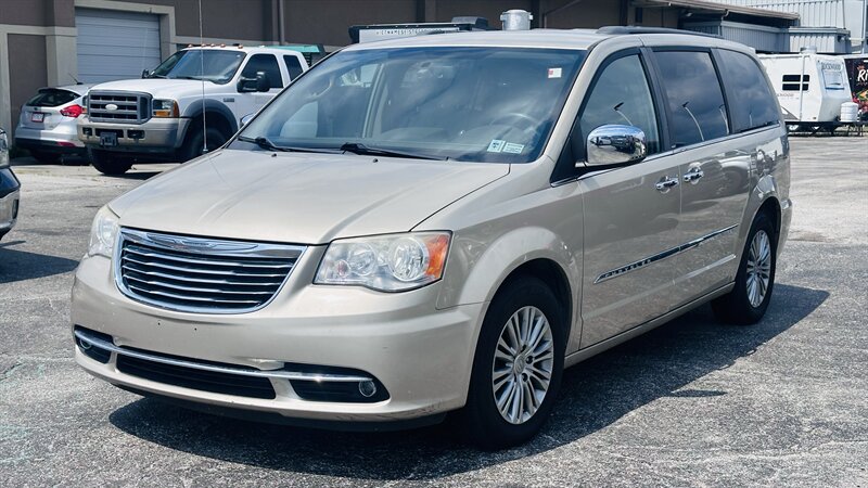 2013 Chrysler Town and Country Touring-L   - Photo 1 - Raytown, MO 64138