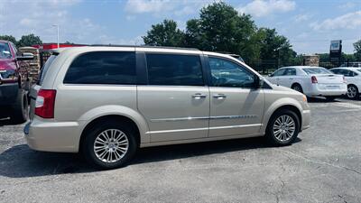 2013 Chrysler Town and Country Touring-L - Photo 7 - Raytown, MO 64138