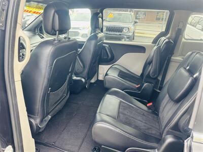 2018 Dodge Grand Caravan SXT   - Photo 7 - Kansas City, MO 64131