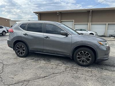 2018 Nissan Rogue S   - Photo 3 - Raytown, MO 64138