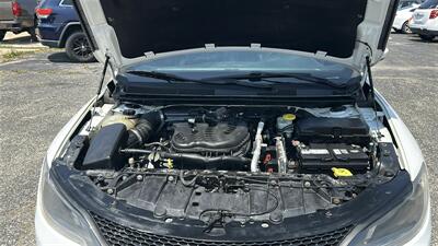 2015 Chrysler 200 S   - Photo 24 - Raytown, MO 64138