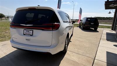 2024 Chrysler Pacifica Touring L - Photo 4 - Williston, ND 58801