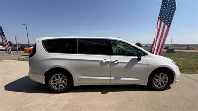 2024 Chrysler Pacifica Touring L - Photo 5 - Williston, ND 58801