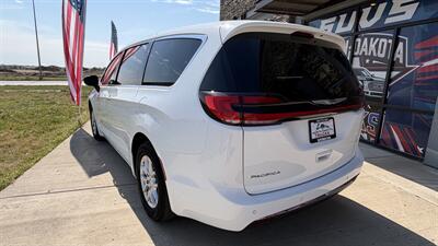 2024 Chrysler Pacifica Touring L - Photo 2 - Williston, ND 58801