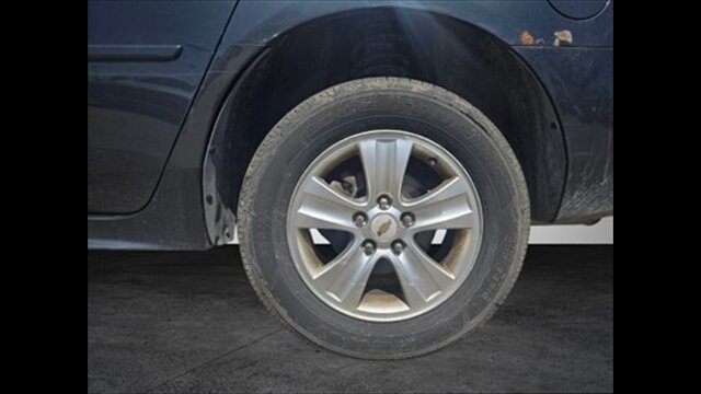 2013 Chevrolet Impala LS - Photo 11 - Clinton Townshi, MI 48035