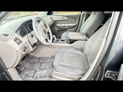 2011 Chevrolet Traverse LS CONNECTIVITY - Photo 10 - Clinton Townshi, MI 48035