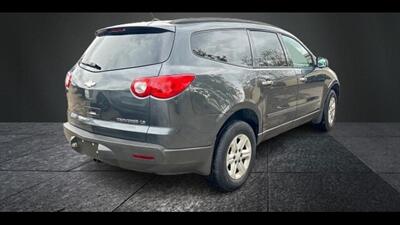 2011 Chevrolet Traverse LS CONNECTIVITY - Photo 4 - Clinton Townshi, MI 48035